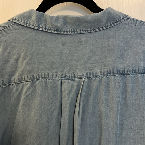 JACHS Girlfriend Lightweight Chambray Button-Up (Women’s Large) - Picture 3 of 8